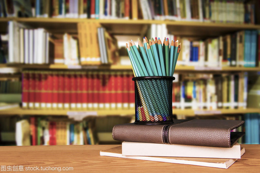 空木桌與現(xiàn)代圖書館 圖書作為橋梁的沉思